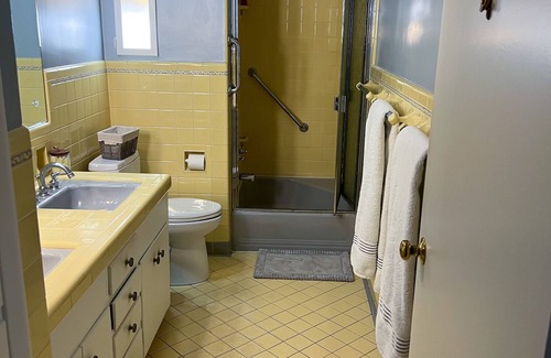 Wilmington Casa | Welcome to our charming mid-century capecod, located in the heart of Wilmington