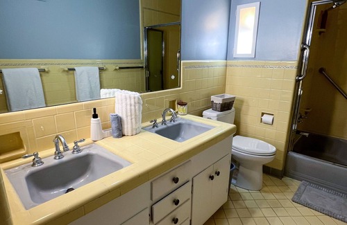 Wilmington Casa | Welcome to our charming mid-century capecod, located in the heart of Wilmington