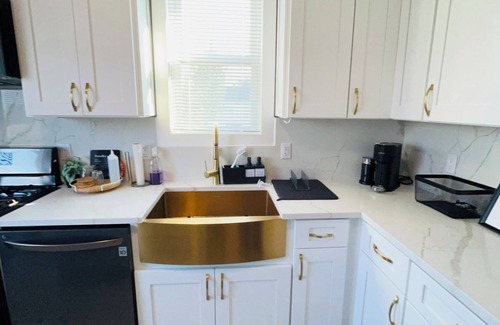 Bayonne Apartamento | Welcome to our charming 2-bedroom, 1-bathroom apartment in Bayonne, NJ near NYC