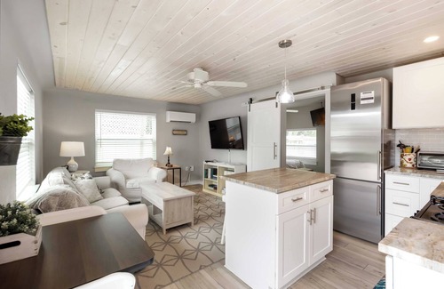 Ridge Wood Heights Cabaña | Welcome to our cottages 1 mile from the Gorgeous White Siesta Key Beach