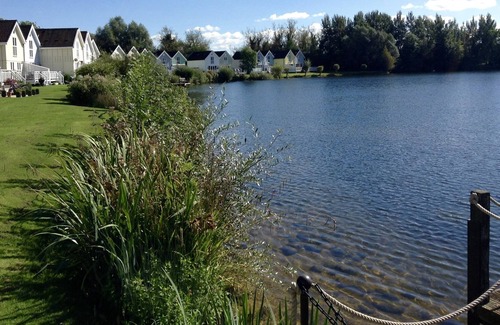 South Cerney Chalet De Esquí | Bienvenido a nuestra casa junto al lago de vacaciones en el corazón de los Cotswold Parques acuáticos