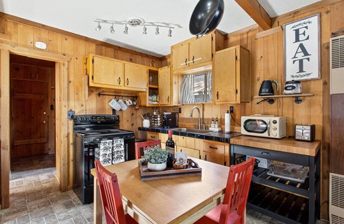Sugarloaf Cabina | Welcome to our Kozy Cottage. Special Little Gem next to trails...