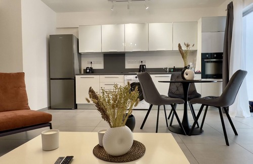 Aglantzia Apartamento | Welcome to Our Luxurious 1-bedroom Private Residence With a Special Patio