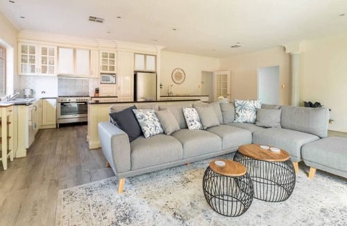 Highbury Casa | Welcome to our stunning 4BR property in the beautiful suburb of Highbury, SA.