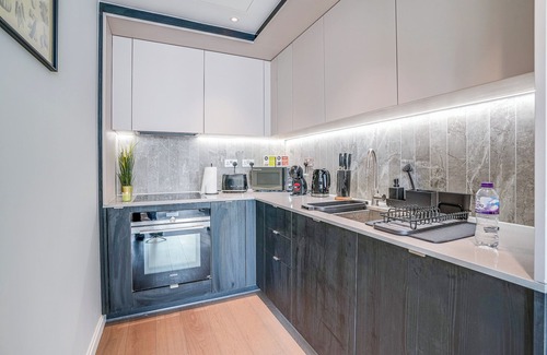 Oval Apartamento | Welcome to Plotseeker’s Bright & cosy 1-bed flat in vibrant Vauxhall with A/C, private balcony & space for 4. Walk to Vauxhall & Oval stations—reach Big Ben & London Eye in 10 mins.