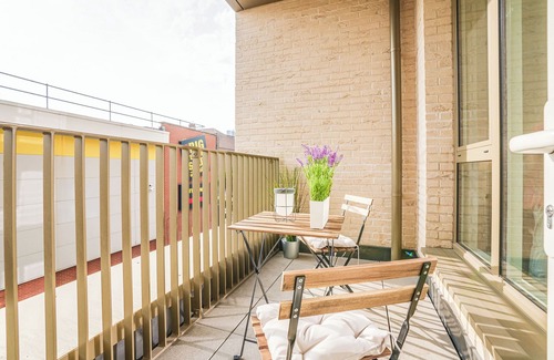 Oval Apartamento | Welcome to Plotseeker’s Bright & cosy 1-bed flat in vibrant Vauxhall with A/C, private balcony & space for 4. Walk to Vauxhall & Oval stations—reach Big Ben & London Eye in 10 mins.