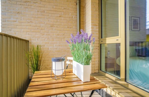 Oval Apartamento | Welcome to Plotseeker’s Bright & cosy 1-bed flat in vibrant Vauxhall with A/C, private balcony & space for 4. Walk to Vauxhall & Oval stations—reach Big Ben & London Eye in 10 mins.