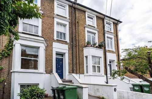 Shepherd's Bush Apartamento | Welcome to Plotseeker’s Spacious 2BR Maisonette | 2 Baths | Huge Lounge