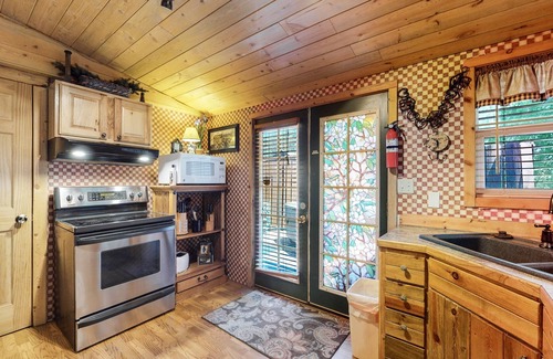 Drake Cabina | Welcome to riverfront paradise at Annie's Mountain Retreat!