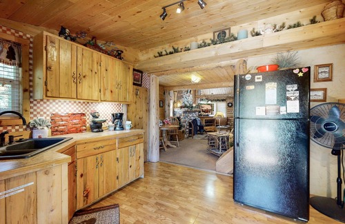 Drake Cabina | Welcome to riverfront paradise at Annie's Mountain Retreat!