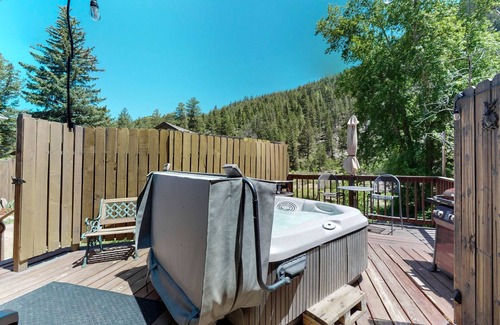 Drake Cabina | Welcome to riverfront paradise at Annie's Mountain Retreat!