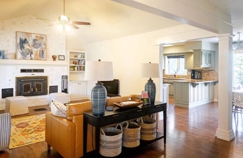 Beaver Shores Casa | Welcome to Samu's Lakeside Cabin, a nature lover's paradise!