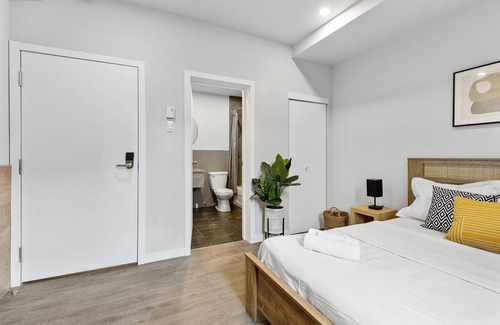 Quartier des Spectacles Hotel | Welcome to ''Sand & Stone Hotel'' Charming 1 bdrm
