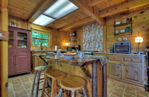 Walnut Mountain Cabina | Welcome to Starlight Mountain: Pet-friendly haven boasting stunning mountain views, hot tub, fire-table, pool table, and reliable WiFi