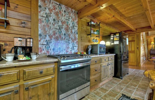 Walnut Mountain Cabina | Welcome to Starlight Mountain: Pet-friendly haven boasting stunning mountain views, hot tub, fire-table, pool table, and reliable WiFi
