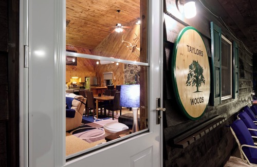 Bellefonte Cabina | Welcome to Taylor’s Woods: A Penn State-Themed Retreat!