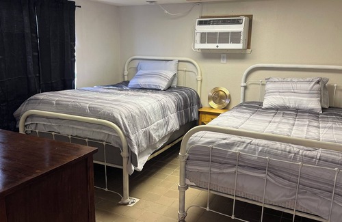 Kingston Cabina | Welcome to the Beach Bum Shack! Centrally located in Enos Oklahoma.