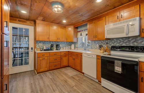 Bridgton Casa | Welcome to The Bear's Den! Dog friendly and 5 minutes to Pleasant Mountain!