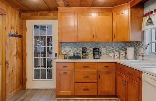Bridgton Casa | Welcome to The Bear's Den! Dog friendly and 5 minutes to Pleasant Mountain!