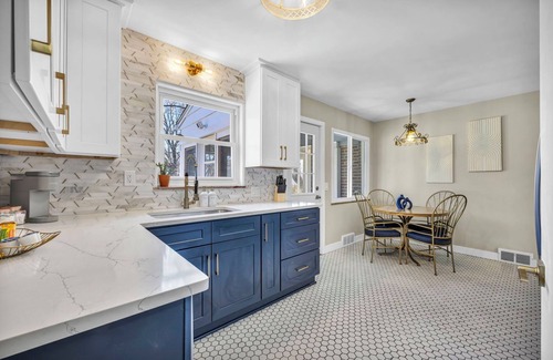Richmond Heights Casa | Welcome to the Buckeye Bungalow, sleeps 8 with A/C, Wifi and games in Euclid