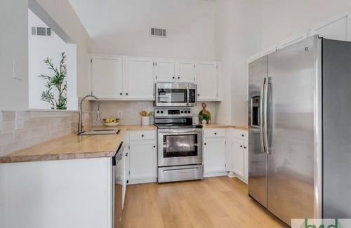 Savannah Casa | Welcome to the Butterfly Bungalow located in charming Isle of Hope, Savannah, GA