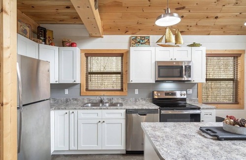 Tellico Plains Cabina | Welcome to the Compass Lodge! Sit back and relax in this calm, stylish space.
