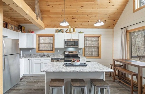 Tellico Plains Cabina | Welcome to the Compass Lodge! Sit back and relax in this calm, stylish space.
