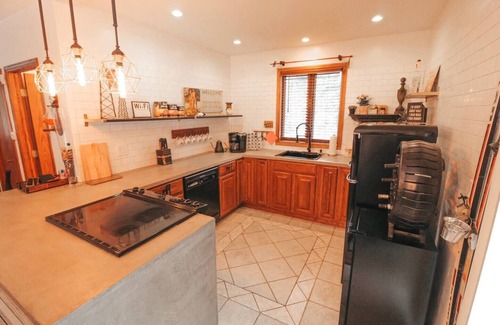Ellicottville Chalet De Esquí | Welcome to the EVL Pink Snow Palace!