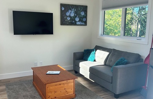 Cobble Hill Apartamento | Welcome to The Ferns in Cobble Hill! Quiet, clean and functional bachelor suite.