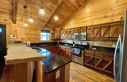 Murphy Cabina | Welcome to The Fox Den! Rustic decor and close to town!