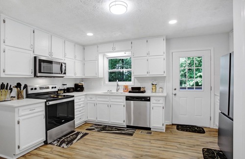 Stockbridge Casa | Welcome to the Good Life - with heated hot tub & Wifi and rental cars services