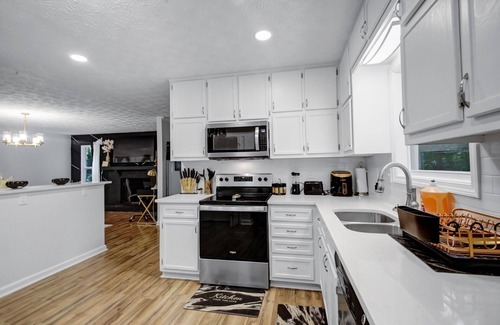 Stockbridge Casa | Welcome to the Good Life - with heated hot tub & Wifi and rental cars services
