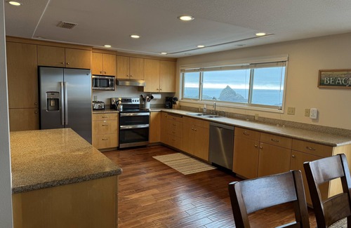 Brookings Casa | Bienvenido a The Harris Beach House, ubicado en la playa con acceso privado.