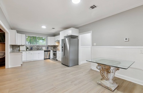 Mid City North Casa | Welcome to The Henderson House! Great for large groups and commercial housing!