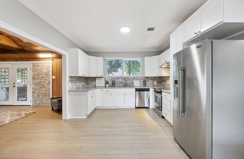 Mid City North Casa | Welcome to The Henderson House! Great for large groups and commercial housing!