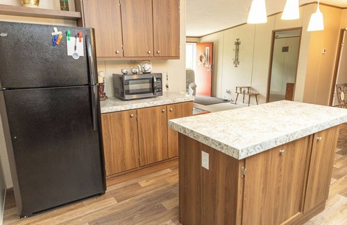 Alexander Casa | Welcome to the Hill Top House Comfy 2-bedroom house with WiFi, AC, and more!