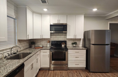 Covington Casa | Welcome to the Hollywood of the South! 2 miles from Covington Square.