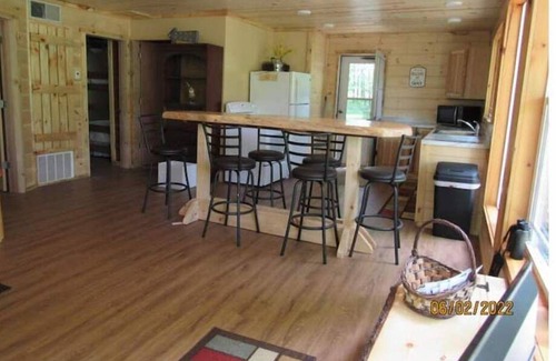 Harrison Cabina | Welcome to the Howell-a-Day Inn.