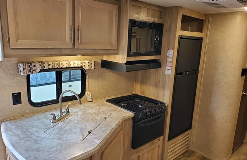 Laurel Alquiler De RV | Welcome to “The Last Resort” 2019 29 ft Coachman Catalina