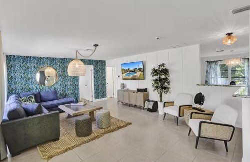 Tropic Palms Casa | Welcome to the Leaf House