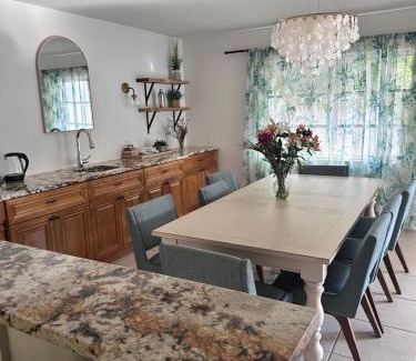 Tropic Palms Casa | Welcome to the Leaf House