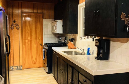 Shaver Lake Cabina | Welcome to The Lyon's Den in the beautiful East Village of Shaver Lake