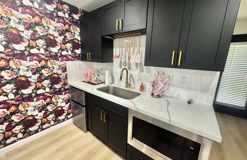 Brenham Apartamento | Welcome to The Pink Peony on Market Street in historic downtown Brenham.
