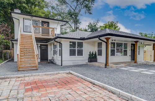 Brenham Apartamento | Welcome to The Pink Peony on Market Street in historic downtown Brenham.