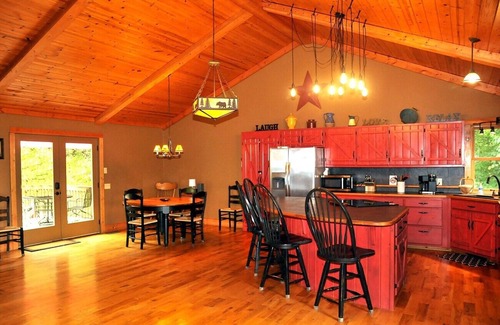Clarkesville Cabina | Welcome to the Red Star Lodge near Helen, Georgia, a friends and family retreat!