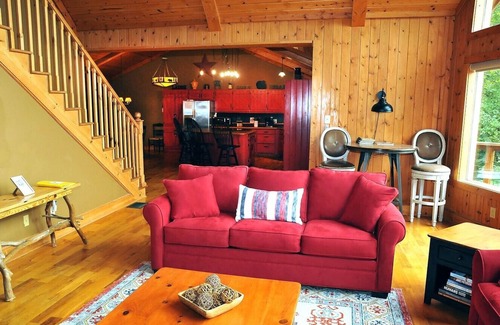 Clarkesville Cabina | Welcome to the Red Star Lodge near Helen, Georgia, a friends and family retreat!