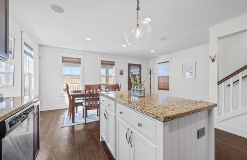 Benton Harbor Casa | Welcome to the Shore Thing! Located in beautiful Harbor Shores and by the beach