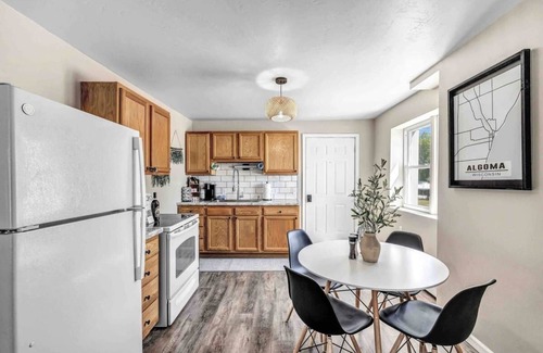 Algoma Apartamento | Welcome to The Steele Magnolia!! Completely renovated 2 bed/1ba plus bonus pull out futon couch