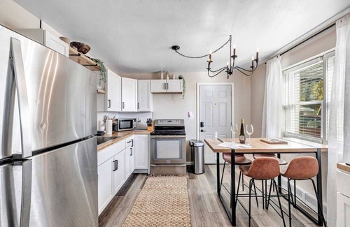 Algoma Apartamento | Welcome to The Steele Magnolia!! Completely renovated 2 bed/1ba plus bonus pull out couch