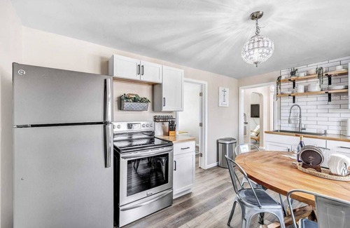 Algoma Apartamento | Welcome to The Steele Magnolia!! Completely renovated 2 bed/1ba plus bonus pull out futon couch